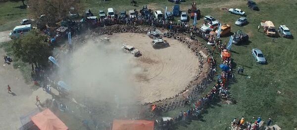 Выживали как могли — самые сочные кадры с автобитвы в Канте Выживали как могли — самые сочные кадры с автобитвы в Канте - Sputnik Кыргызстан