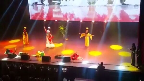Кыргызский танец от украинки — кадры с конкурса красоты в Дубае - Sputnik Кыргызстан