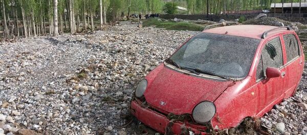 В городе Айдаркене Кадамджайского района устраняются последствия селя - Sputnik Кыргызстан