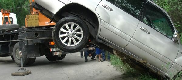 Toyota Prado вытащили из БЧК — видео с места - Sputnik Кыргызстан