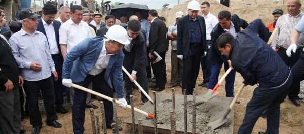 Церемония закладки капсулы на месте строительства школы в Оше Церемония закладки капсулы на месте строительства школы в Оше - Sputnik Кыргызстан