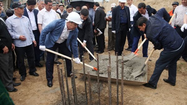 Церемония закладки капсулы на месте строительства школы в Оше - Sputnik Кыргызстан
