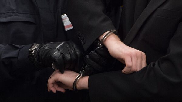 Подсудимый с наручниками. Архивное фото - Sputnik Кыргызстан