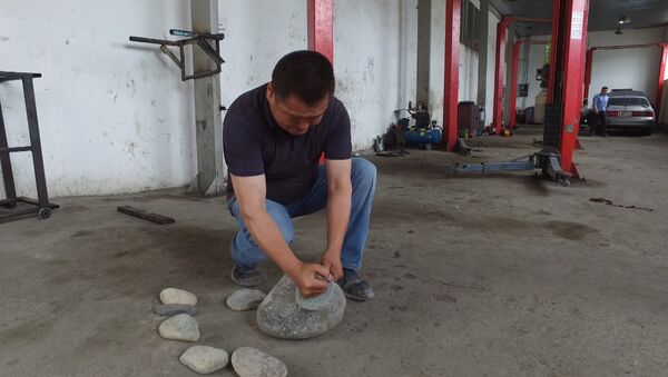 Разбивает камни кулаком и свистит как соловей — способности кыргызстанца - Sputnik Кыргызстан
