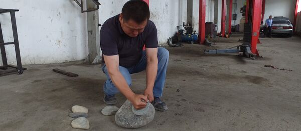 Разбивает камни кулаком и свистит как соловей — способности кыргызстанца - Sputnik Кыргызстан