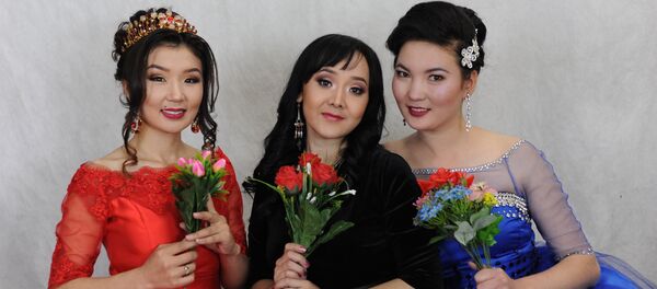 акын кыздар Айсулуу Эсен кызы, Нуркыз Рыскул кызы, Рыскүл Изатова акын кыздар Айсулуу Эсен кызы, Нуркыз Рыскул кызы, Рыскүл Изатова - Sputnik Кыргызстан