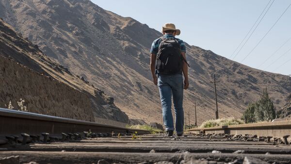 Архивное фото мужчины идущего вдоль железной дороги - Sputnik Кыргызстан
