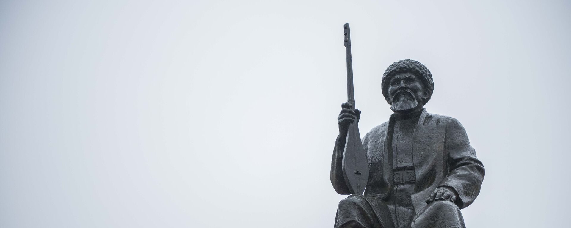 Памятник поэту, певцу Токтогулу Сатылганову. Архивное фото - Sputnik Кыргызстан, 1920, 02.07.2022