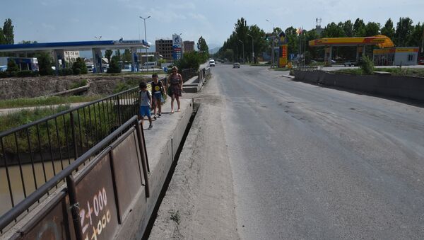 Прохожие на мосту на улице Ауэзова в Бишкеке. Архивное фото - Sputnik Кыргызстан