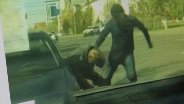 Кадр из видео, запечатлевшего, как молодой человек избивает пожилого водителя. Фото со страницы Instagram пользователя kazakh_video - Sputnik Кыргызстан