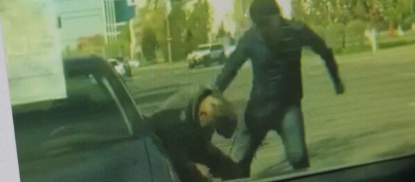 Кадр из видео, запечатлевшего, как молодой человек избивает пожилого водителя. Фото со страницы Instagram пользователя kazakh_video - Sputnik Кыргызстан