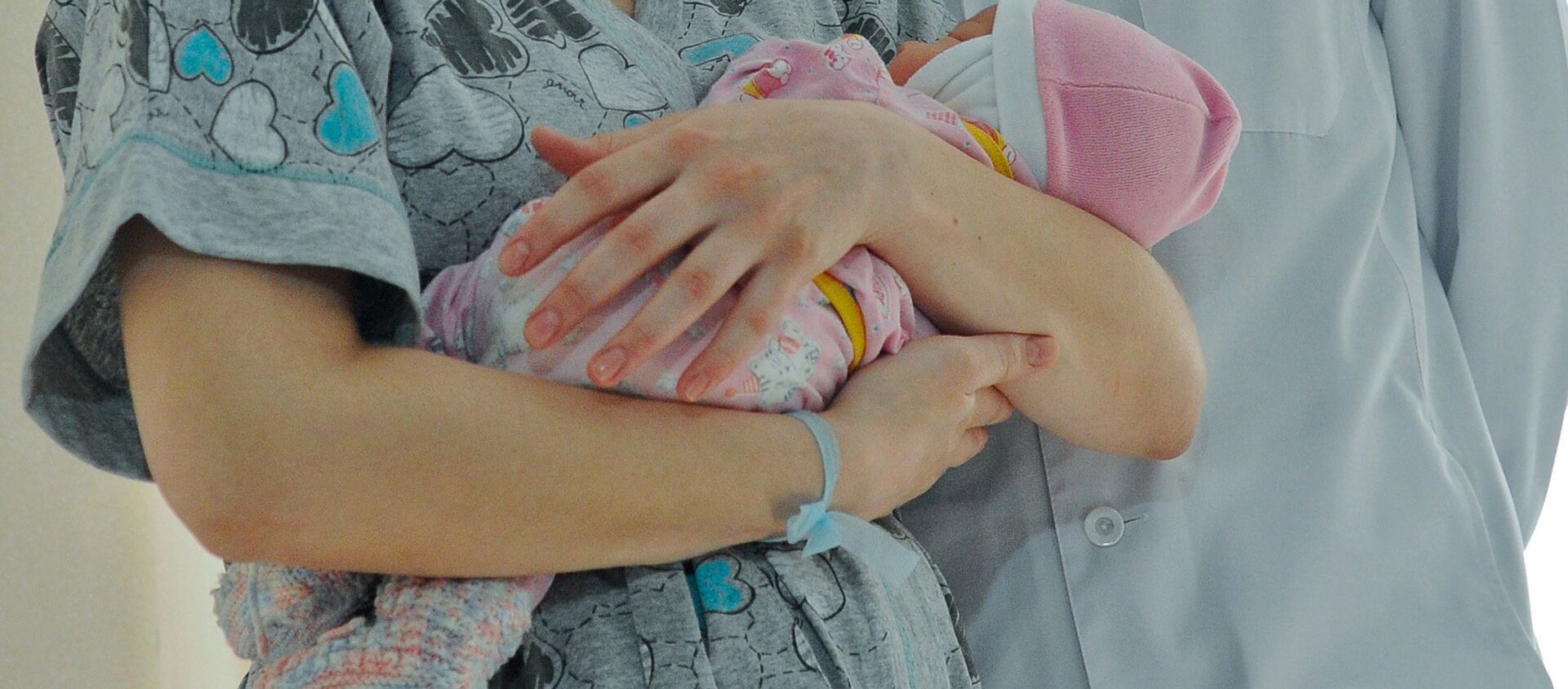 Женщина с новорожденным ребенком. Архивное фото - Sputnik Кыргызстан, 1920, 27.09.2021