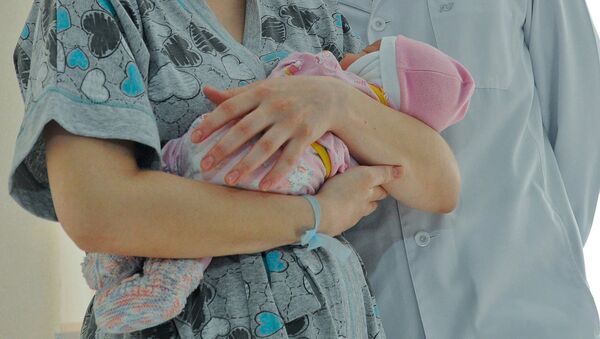 Женщина с ребенком в руке. Архивное фото - Sputnik Кыргызстан