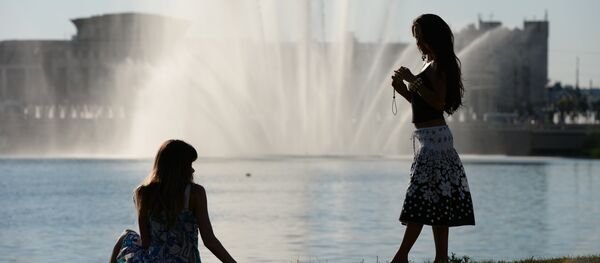 Горожане у фонтана на набережной озера Кабан. Казань. Россия. Архивное фото - Sputnik Кыргызстан