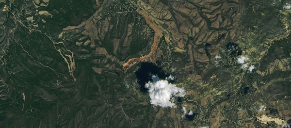 Фотографии сошедшего оползня в селе Курбу-Таш Узгенского района Ошской области опубликованные Американским космическим агентством NASA - Sputnik Кыргызстан