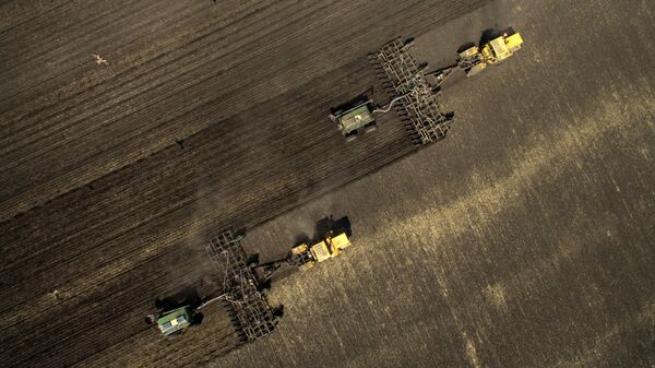 Сельскохозяйственная техника во время сева зерновых на полях. Архивное фото - Sputnik Кыргызстан