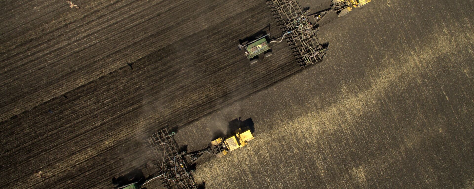 Сельскохозяйственная техника во время сева зерновых на полях. Архивное фото - Sputnik Кыргызстан, 1920, 28.11.2025