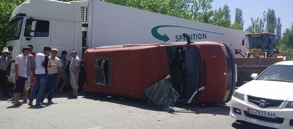 Бишкек — Кара-Балта жолунда жүргүнчү ташыган бус менен ГАЗ-53 үлгүсүндөгү жүк ташуучу автоунаа кагышкан - Sputnik Кыргызстан