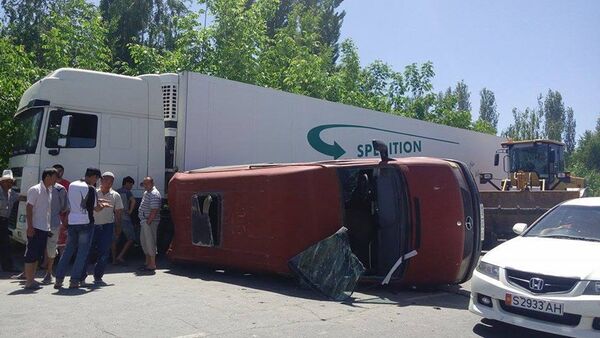 ДТП с участием грузового бусика на трассе Бишкек — Кара-Балта - Sputnik Кыргызстан