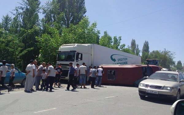 По его словам, ДТП произошло примерно в 13.30 в районе села Садового. - Sputnik Кыргызстан