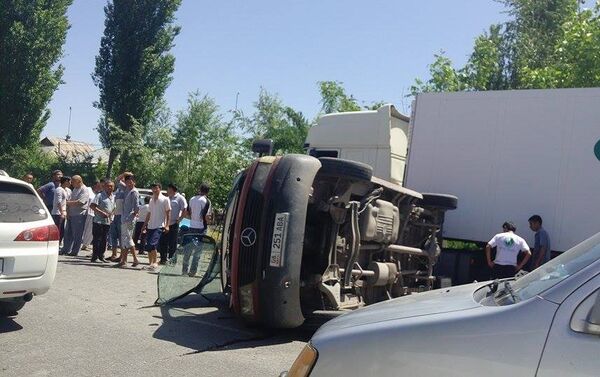 Столкнулись ГАЗ-53 и пассажирский микроавтобус. - Sputnik Кыргызстан