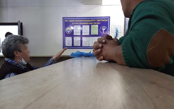 Городская клиническая больница №1. Фотография сделана в момент, когда женщина продала две пары бахил юношам и взяла с них 10 сомов - Sputnik Кыргызстан