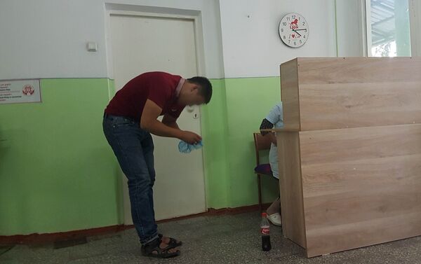 Национальный центр охраны материнства и детства. Мужчина купил пару бахил за 5 сомов - Sputnik Кыргызстан