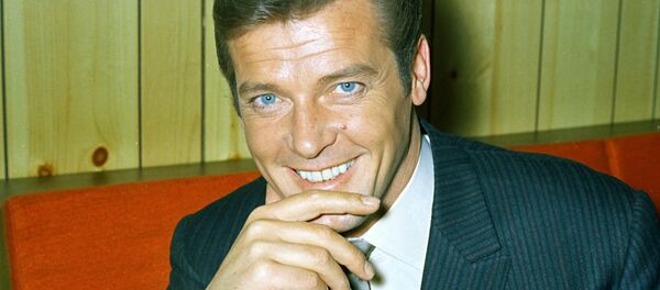 Архивное фото актера Роджера Мура - Sputnik Кыргызстан