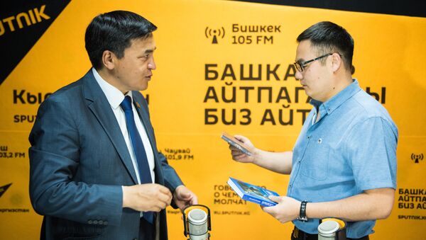 Депутат ЖК Каныбек Иманалиев и журналист Азият Жекшеев - Sputnik Кыргызстан