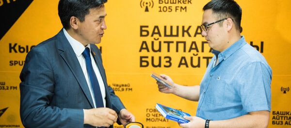 Депутат ЖК Каныбек Иманалиев и журналист Азият Жекшеев - Sputnik Кыргызстан