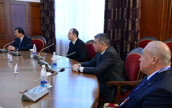 Президент поприветствовал собравшихся и поблагодарил их за работу в области обеспечения безопасности. - Sputnik Кыргызстан