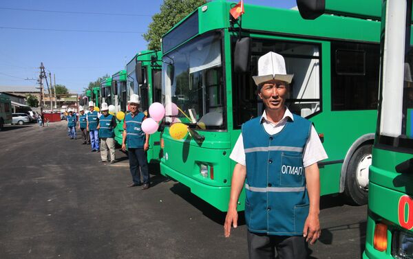 Двухосный троллейбус с низким уровнем пола рассчитан на одновременный перевоз до 100 человек, в нем 27 сидячих мест - Sputnik Кыргызстан