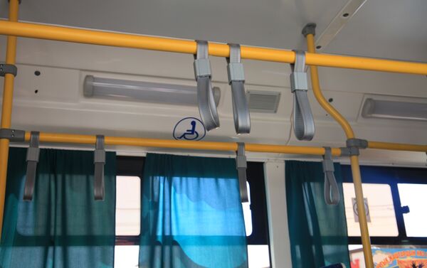В таком транспорте предусмотрен автономный ход на аккумуляторных батареях, места для инвалидных и детских колясок, установлен аппарель (пандус) - Sputnik Кыргызстан