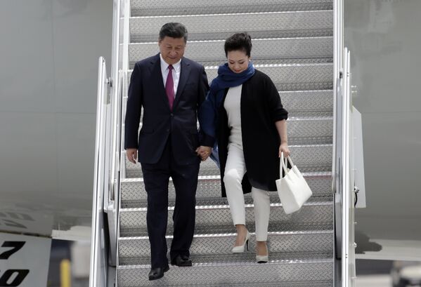 Кытай лидери Си Цзиньпин жана анын жубайы Пэн Лиюань АКШга жасалган визит учурунда - Sputnik Кыргызстан