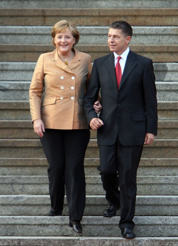 Сейрек сүрөт. Германия канцлери Ангела Меркель күйөөсү Йоахим Зауэр менен келе жатат. Сүрөт 2007-жылы G8 саммитинин алкагында президенттердин жолугушуу учурун чагылдырган - Sputnik Кыргызстан