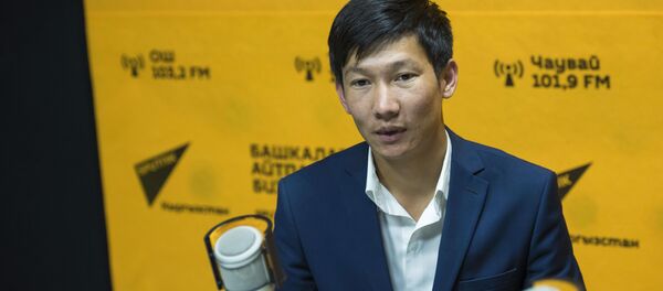 Ысык-Ата районунун билим берүү мекемесинде окуу бөлүмүн жетектейт жана №4 мектеп-гимназияда мугалими Бактыбек Таалайбеков - Sputnik Кыргызстан