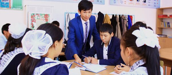 Учитель школы-гимназии №4 Бактыбек Таалайбеков - Sputnik Кыргызстан