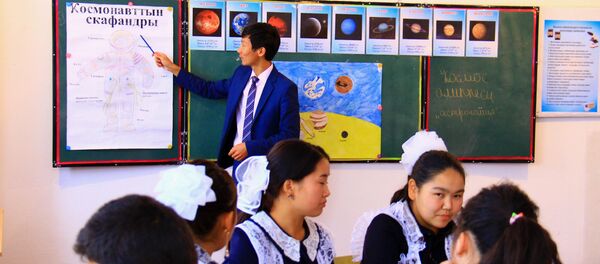 Учитель школы-гимназии №4 Бактыбек Таалайбеков Учитель школы-гимназии №4 Бактыбек Таалайбеков - Sputnik Кыргызстан