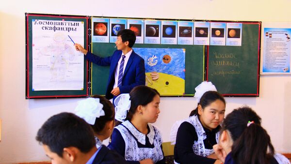 Учитель школы-гимназии №4 Бактыбек Таалайбеков - Sputnik Кыргызстан