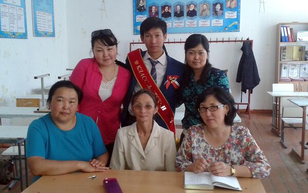 Учитель Бактыбек Таалайбеков: первое время было непривычно работать вместе с людьми, которые совсем недавно меня учили, и преподавать сверстникам - Sputnik Кыргызстан