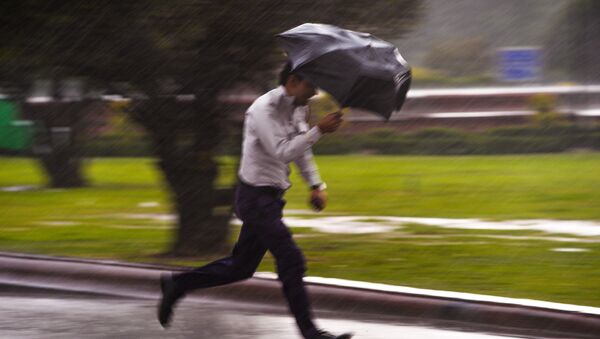 Мужчина с зонтом во время сильного дождя. Архивное фото - Sputnik Кыргызстан