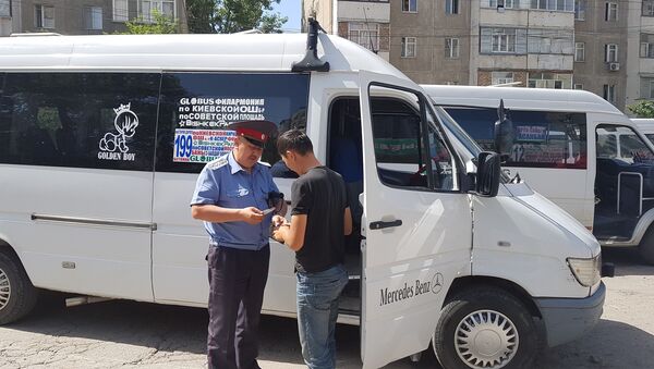 Сотрудник УМП оформляет протокол нарушения ПДД во время рейда Техническое состояние в Бишкеке - Sputnik Кыргызстан