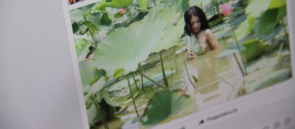 Обнаженная девушка в пруду с лотосами. Фото со страницы фейсбук пользователя Nguyễn Thu Trang - Sputnik Кыргызстан