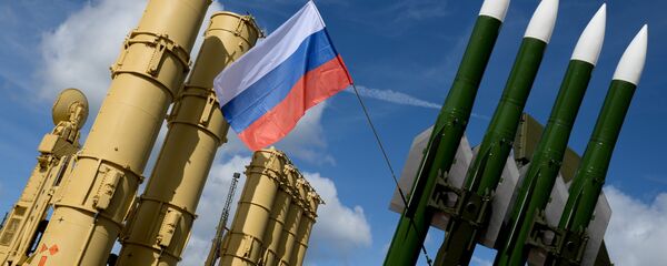 Флаг Российской Федерации на фоне ЗРК. Архивное фото - Sputnik Кыргызстан