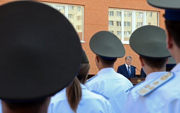 Президент Кыргызстана Алмазбек Атамбаев вручил ключи от новых квартир сотрудникам Госкомитета национальной безопасности - Sputnik Кыргызстан