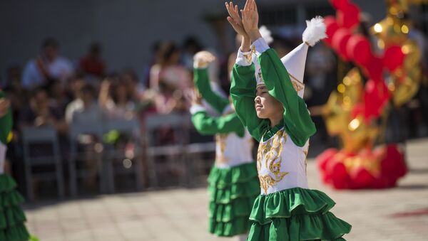 Дети исполняют танцевальный номер на мероприятии. Архивное фото - Sputnik Кыргызстан
