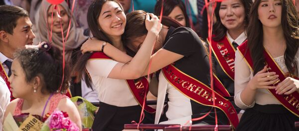 Последний звонок в Бишкекской школе - Sputnik Кыргызстан