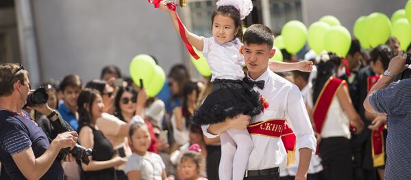 Последний звонок в Бишкекской школе - Sputnik Кыргызстан