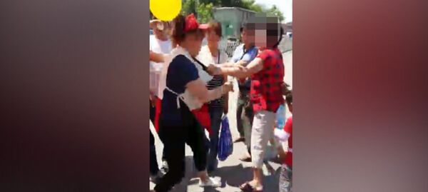 Раздача бесплатного напитка привела к стычке в Бишкеке — кадры очевидца - Sputnik Кыргызстан