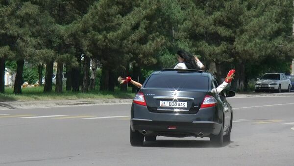 Доездились! — как милиция задерживала выпускников в Бишкеке за нарушение ПДД - Sputnik Кыргызстан